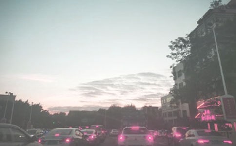 堵車節(jié)省油耗的小技巧